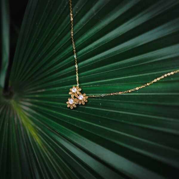18K Gold Three Flower Chain Necklace